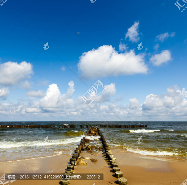 海灘和多云的天空