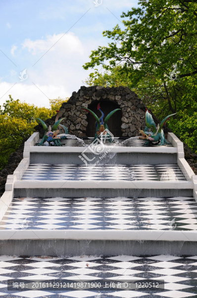 在Petergof公園的噴泉。棋盤山瀑布