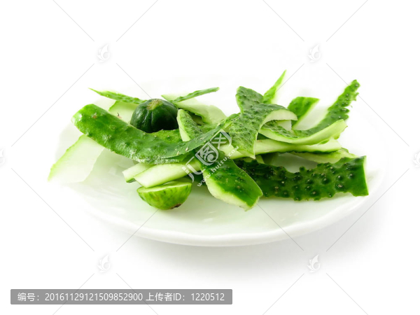 黃瓜peelinds孤立在白色背景