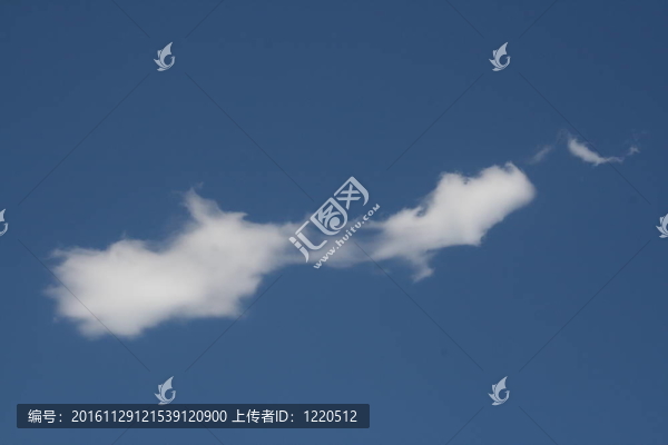 藍色天空中的小云朵