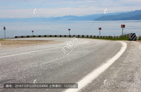瀝青路與天空的云彩