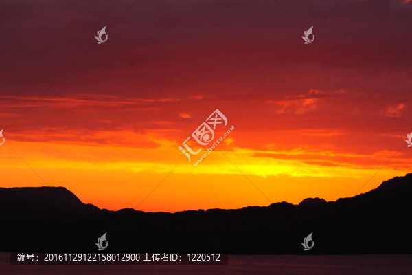 從挪威海岸的一艘船上看日落