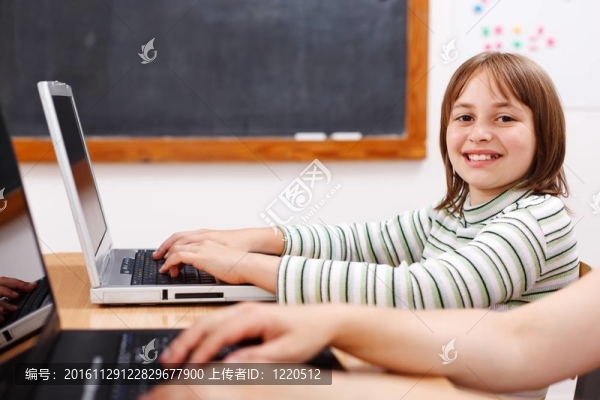 開朗的女生用的筆記本電腦