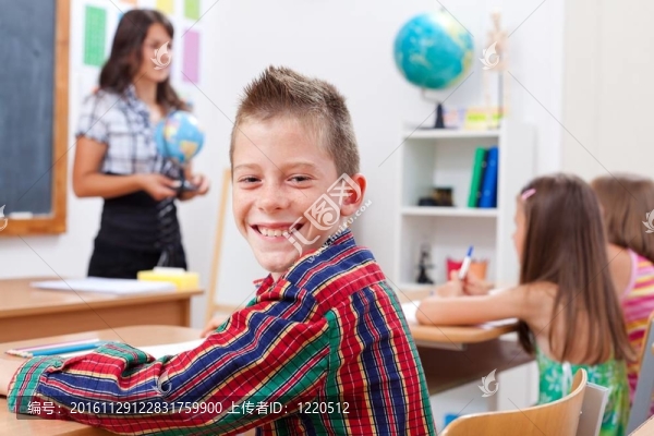 學(xué)校里的快樂的小男孩