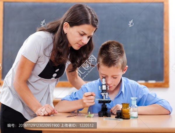男孩看著顯微鏡