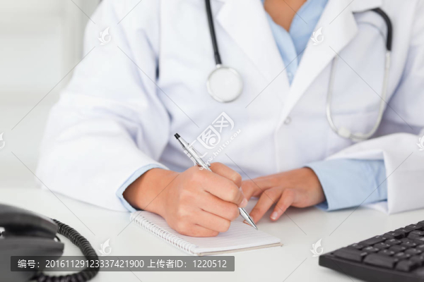 用聽診器在便箋寫女醫(yī)生