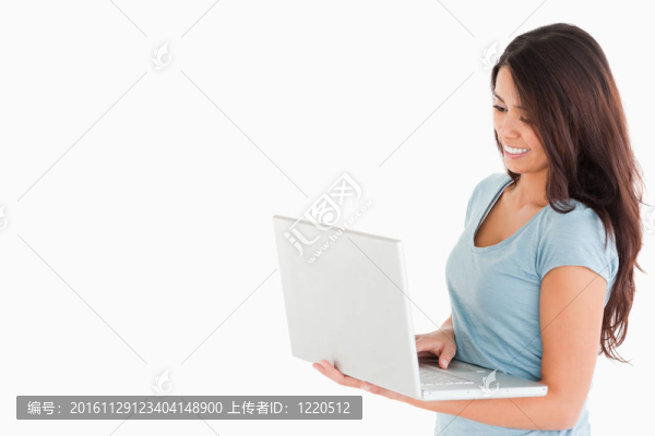 漂亮的女人放松與她的筆記本電腦