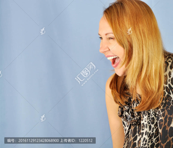 笑的年輕女子