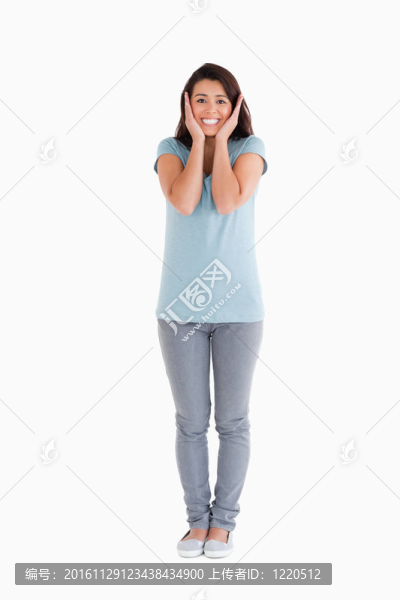 美麗的女人站在