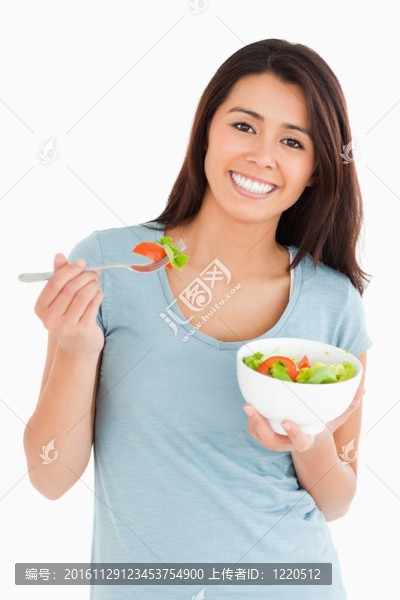 好看的女人吃一碗沙拉