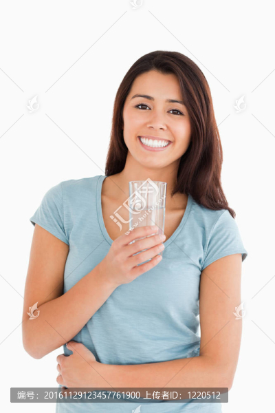 漂亮的女人拿著一杯水