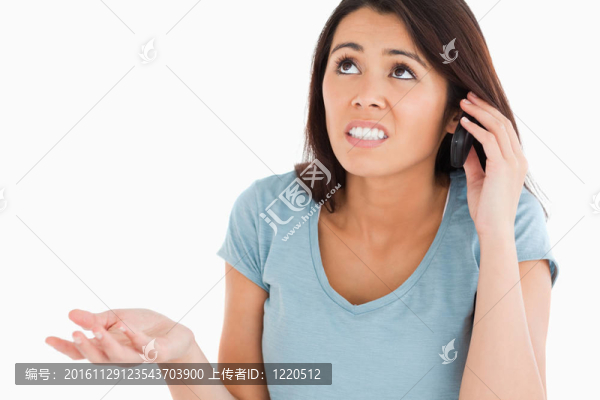 美麗的心煩意亂的女人在電話(huà)里