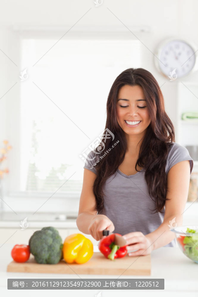 好看的女人一邊站著一邊炒菜