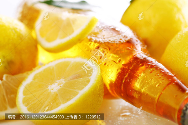 一瓶新鮮檸檬的冷啤酒