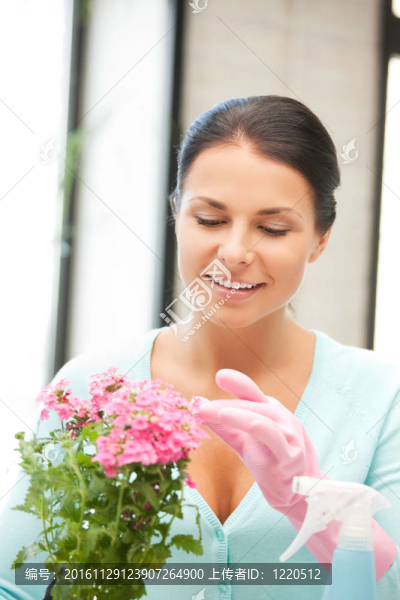 可愛的家庭主婦與花