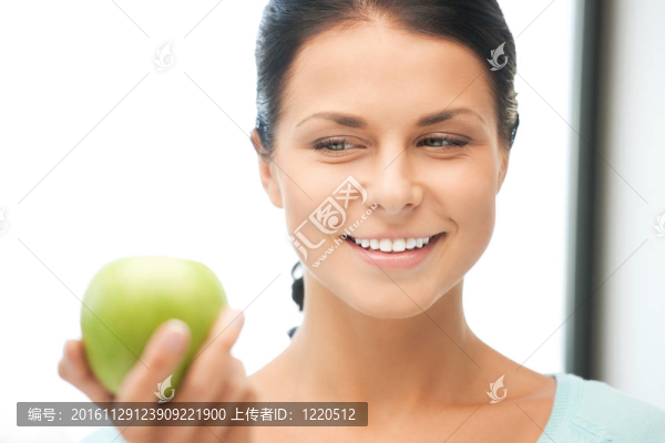 可愛的家庭主婦與綠色蘋果