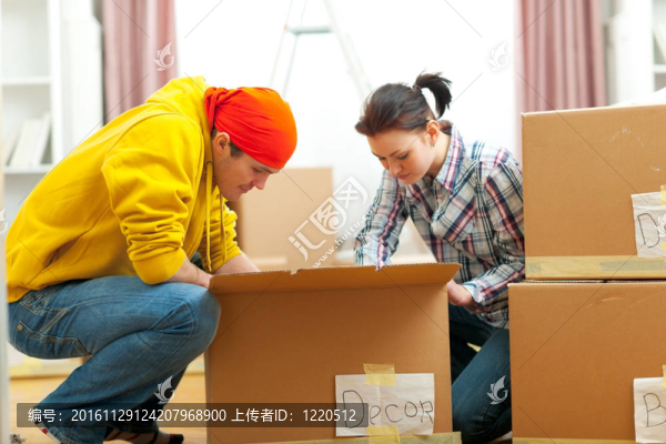 年輕夫婦搬到新房子