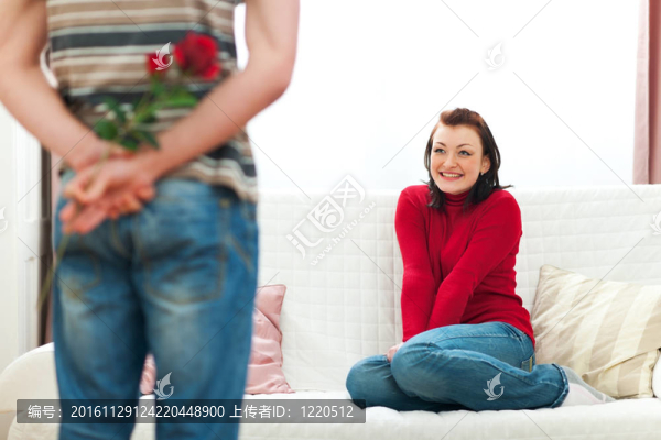 男人藏紅玫瑰給女友驚喜