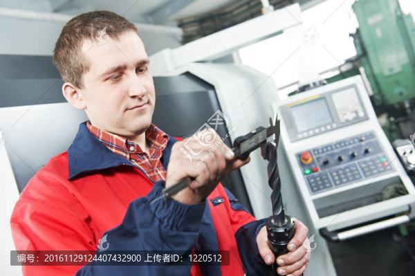 用手動測量工具的工人測量工具