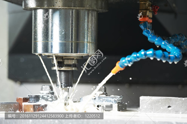 用冷卻液銑削金屬坯料