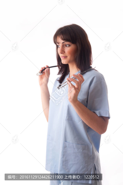 在肩上聽診器的女醫(yī)生