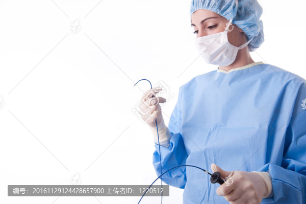 持導(dǎo)尿管的女醫(yī)生或護(hù)士