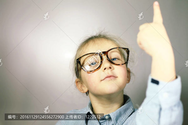 注意戴眼鏡的校大女生