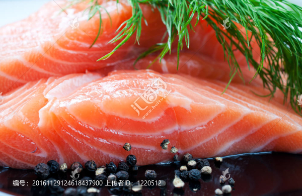 與黑胡椒和茴香鮭魚板