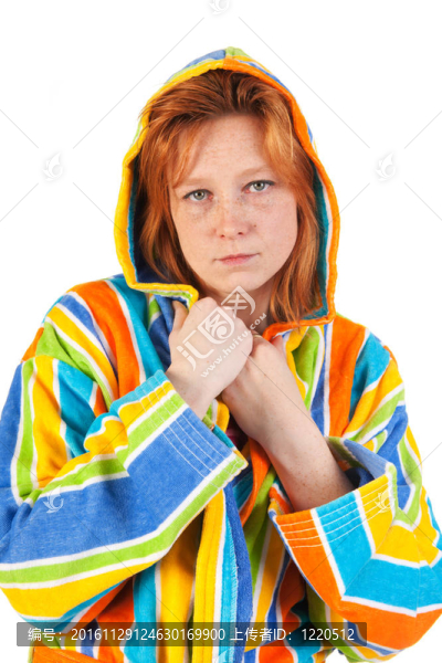 在浴袍的年輕女子