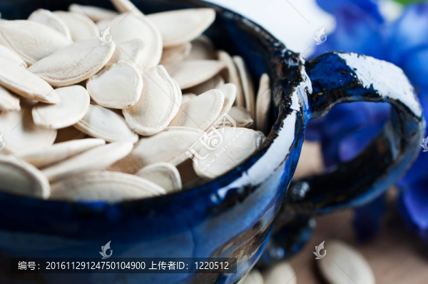 藍(lán)碗里的南瓜子