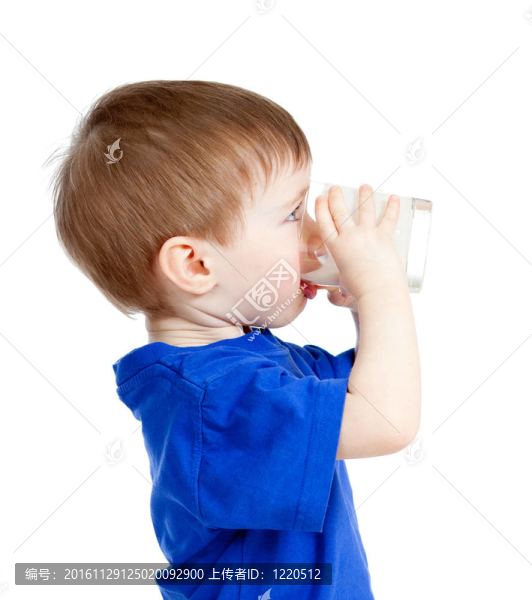 孩子飲用酸奶或酸牛奶在白