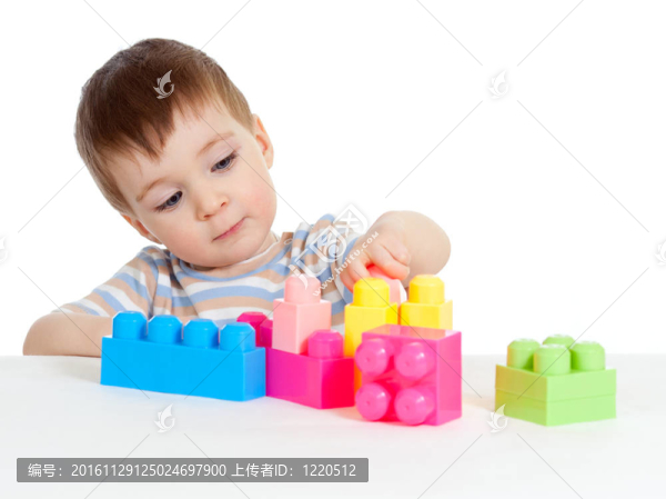 小開朗的孩子帶著白色背景的建筑