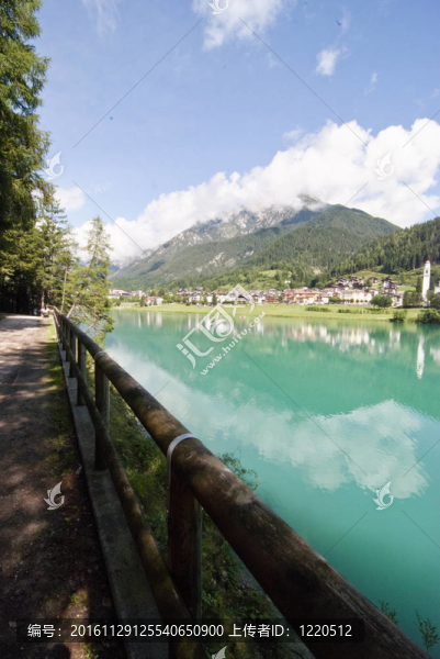 Dolomites的奧龍佐湖的顏色；