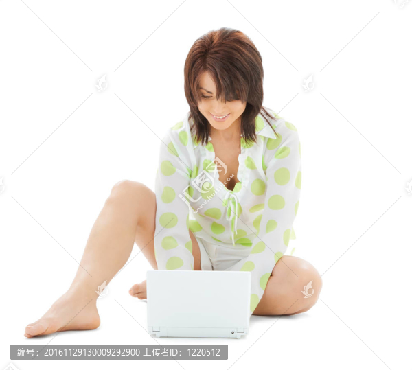 帶著筆記本電腦的快樂女人