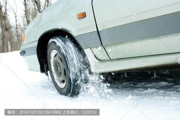 在雪的道路上的汽車