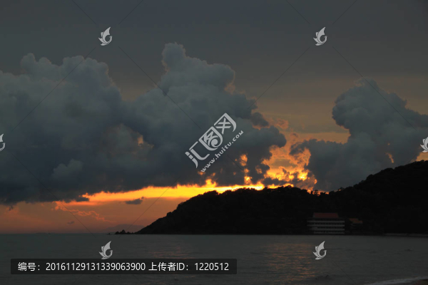 山海灘附近的風(fēng)暴。