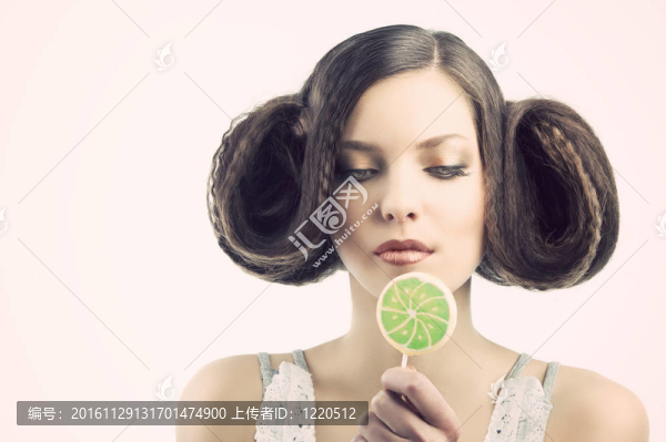 女孩用棒棒糖。她看起來(lái)棒棒糖