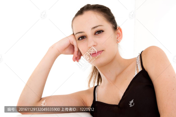 女人抱著她的臉