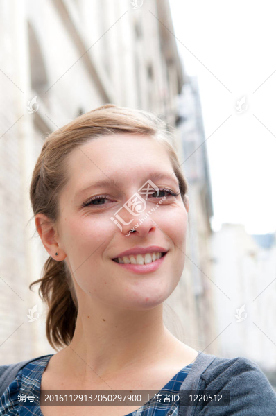 微笑的年輕迷人的女人