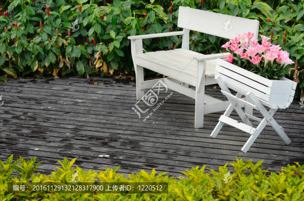 花園地板上的白色木椅