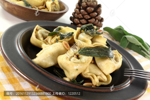 塞滿鼠尾草黃油餃子