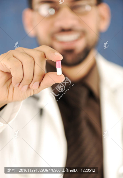 醫(yī)生拿著藥；解你；特寫