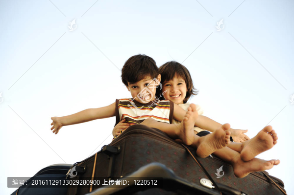 兩個(gè)小男孩旅行袋；汽車的頂部