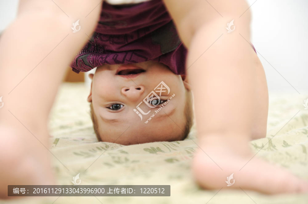 在臥室里玩倒立的小男孩