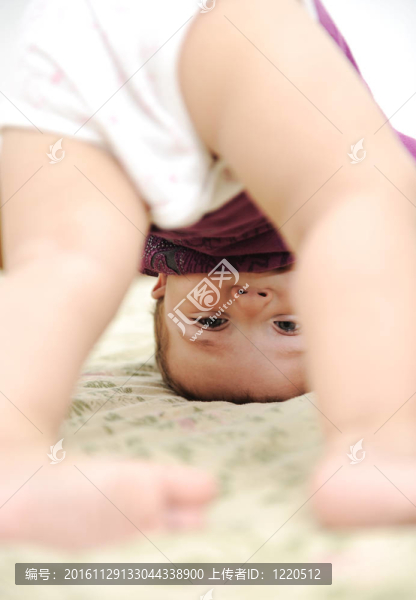 在臥室里玩倒立的小男孩