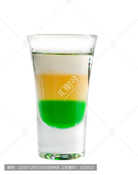 雞尾酒特寫孤立在白色背景。