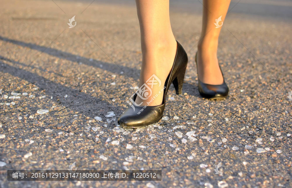 玻璃上的女人的腳
