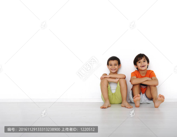 快樂的孩子坐在家里；室內(nèi)