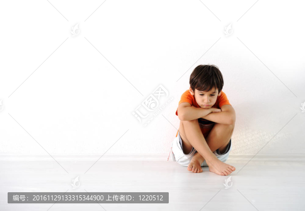 快樂的孩子坐在家里；室內(nèi)
