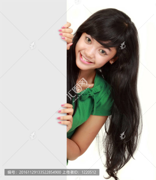 女孩抱著大的空白卡